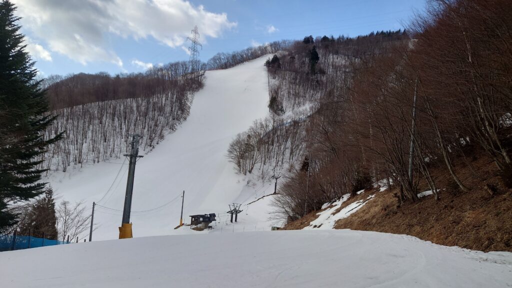 赤沢スキー場第一リフト降り場から臨む第二リフト