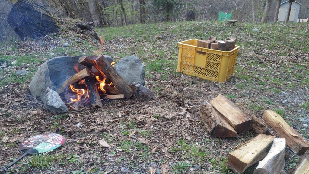 渓流釣り場ようらく焚火竈と薪
