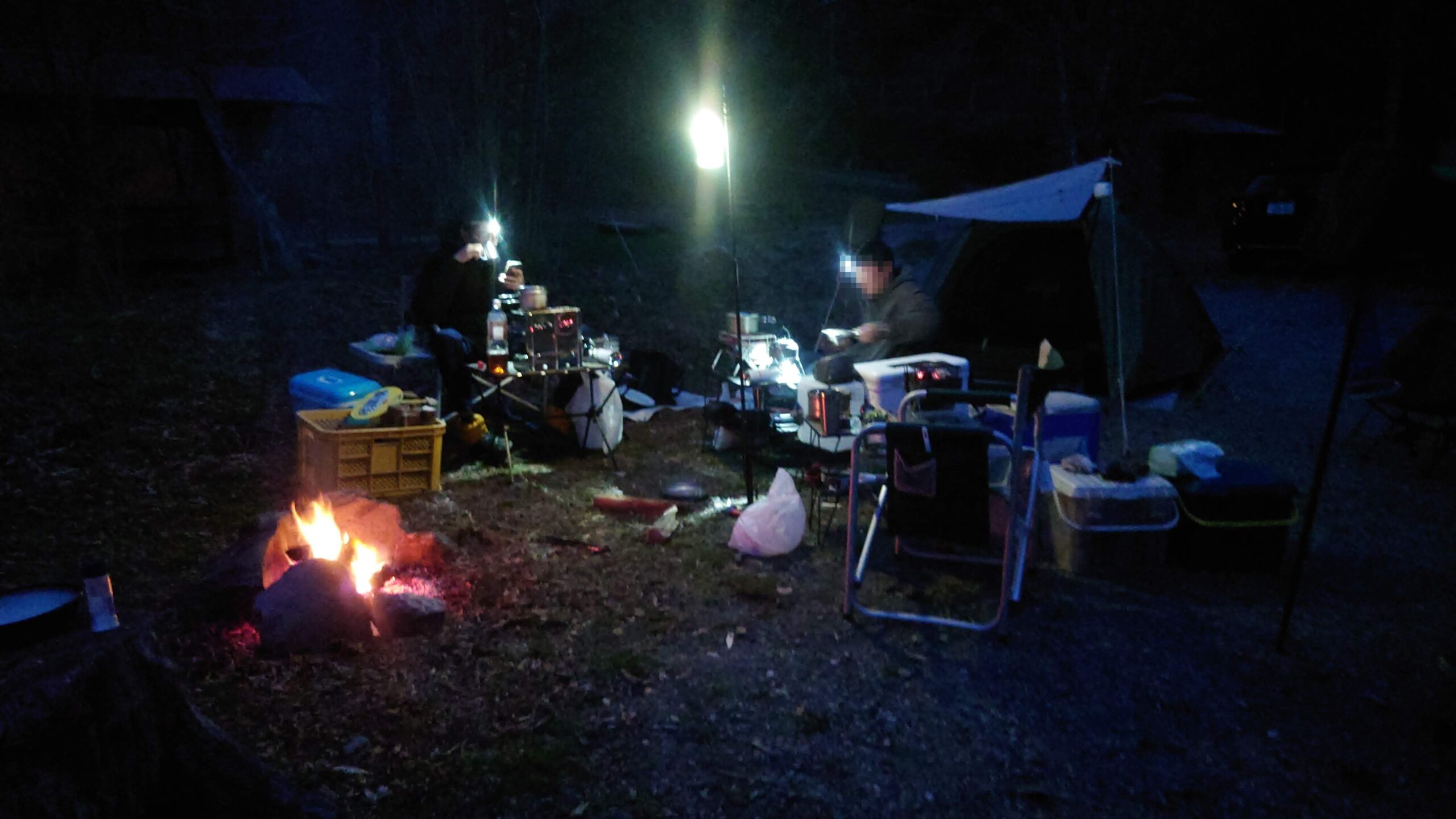 渓流釣り場ようらく夜のキャンプサイト