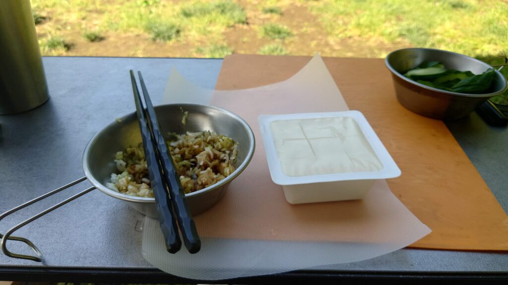 冷や奴とキュウリの漬物