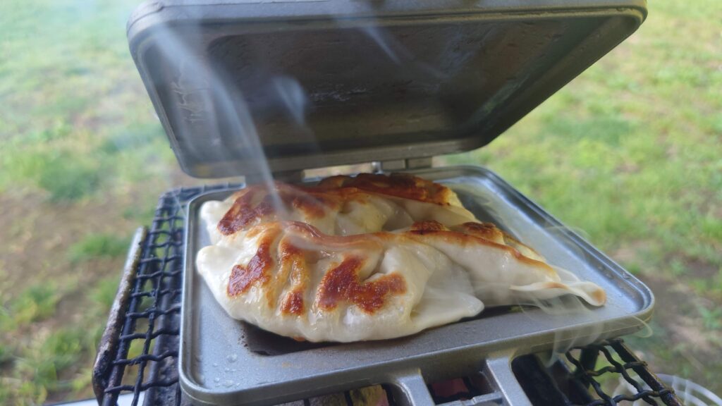 ホットサンドメーカーで焼いた餃子