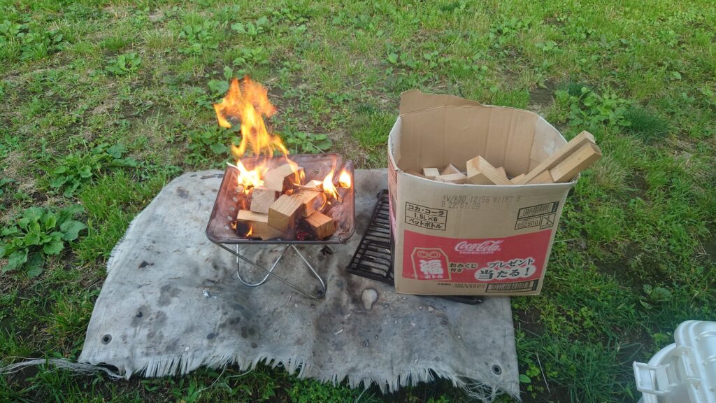 焚火と段ボールに入った薪