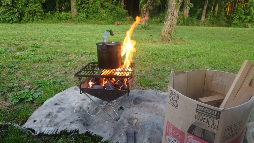 焚火にかけたケトル