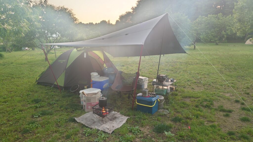 焚火とテントサイト