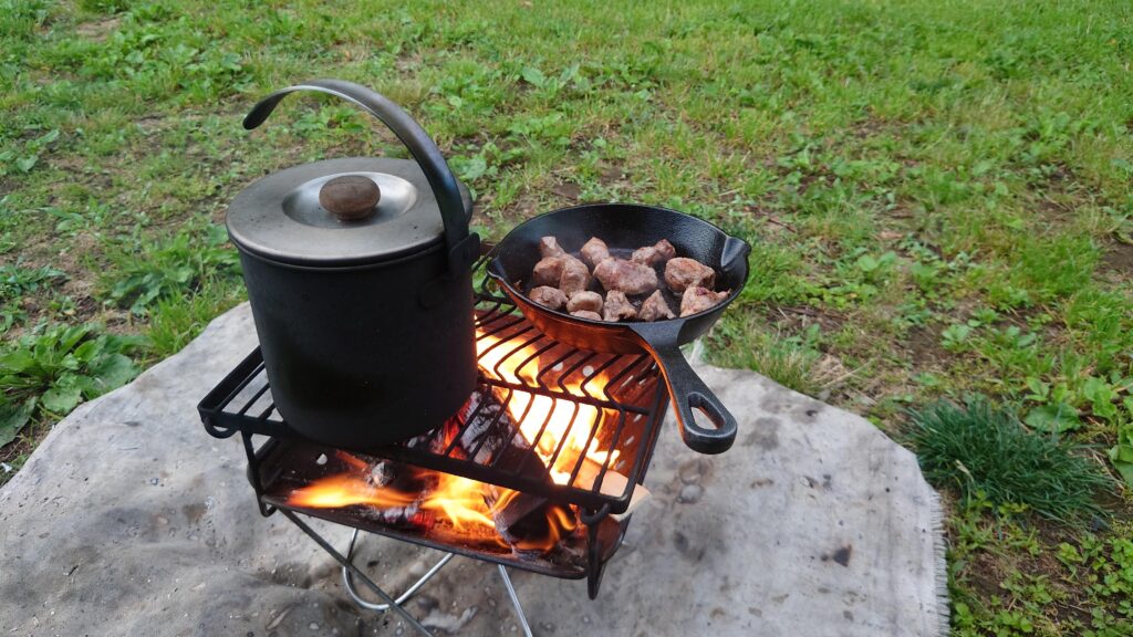 焚火でスキレット調理
