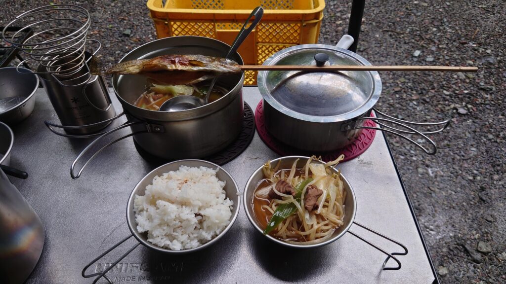マスの塩焼きともつ鍋の朝食