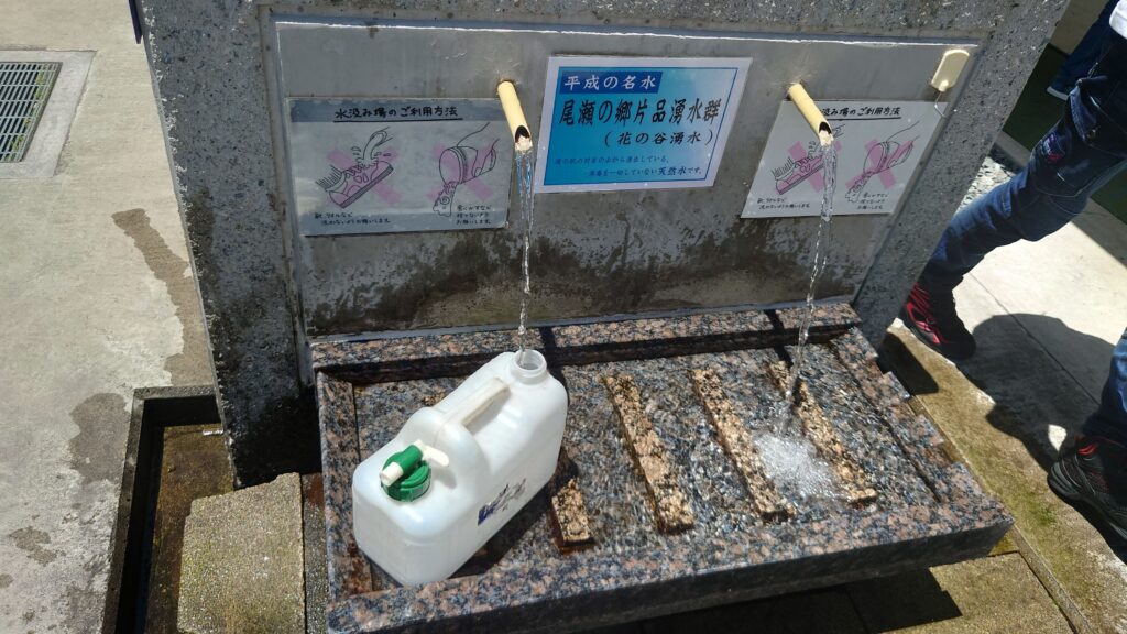 道の駅かたしなで名水を汲む