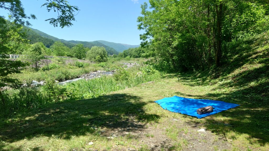 尾瀬高原オートキャンプ場河川敷テントサイトグランドシートで位置取り