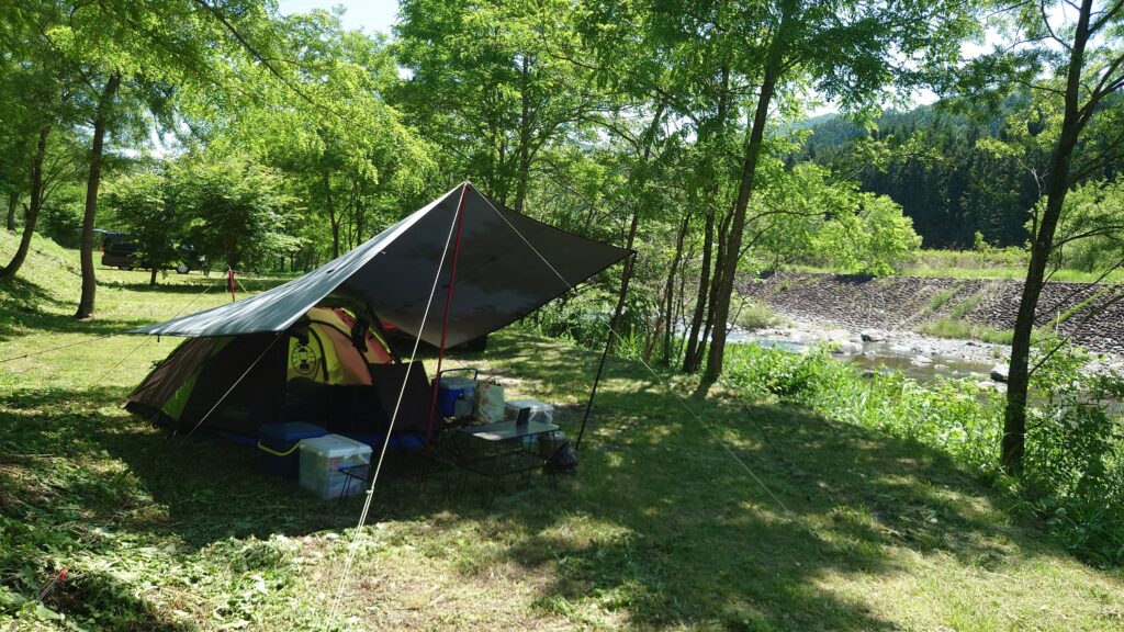 尾瀬高原オートキャンプ場河川敷テントサイトに設営したテント