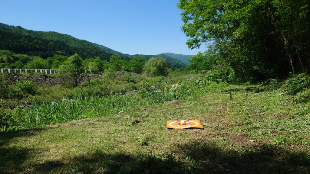 尾瀬オートキャンプ場河川敷エリアに置かれたドローン