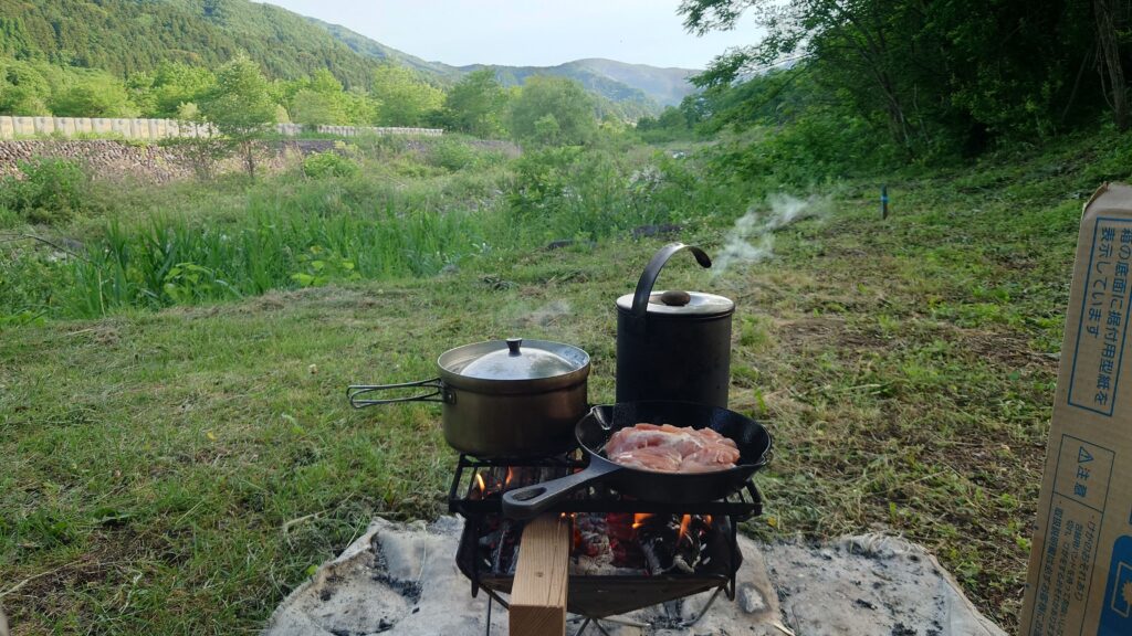 焚火で朝食の調理