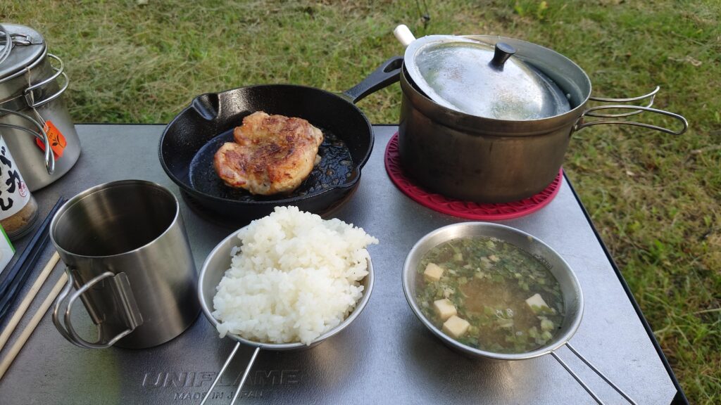 スキレットで焼いた鶏肉の朝食
