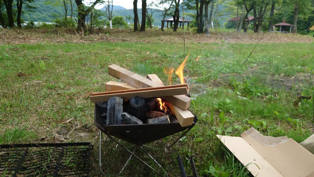 焚火に投入したオガ炭