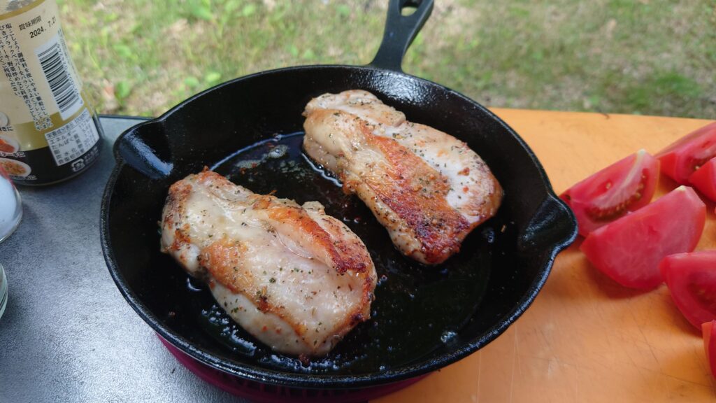 スキレットで調理した鶏肉