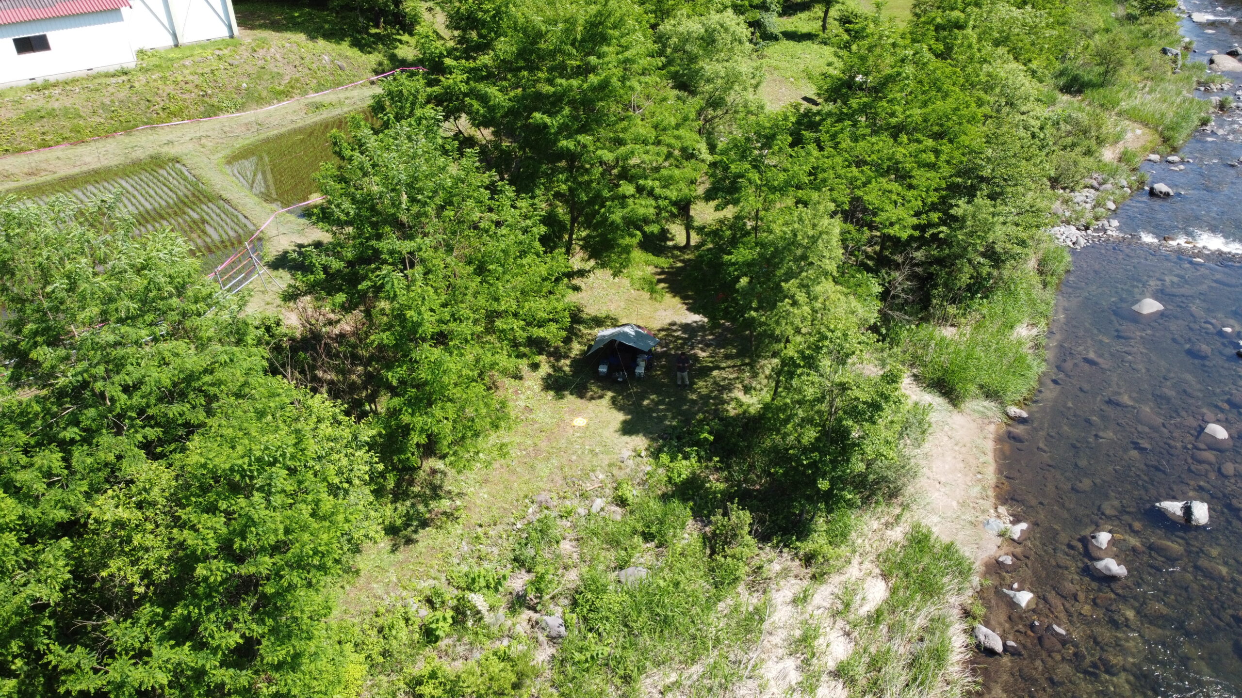 尾瀬高原オートキャンプ場河川敷テントサイト上空から