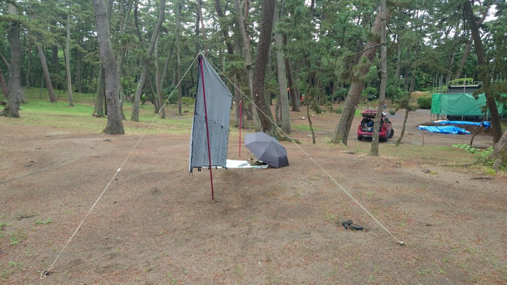 大洗キャンプ場雨の中のタープ設営