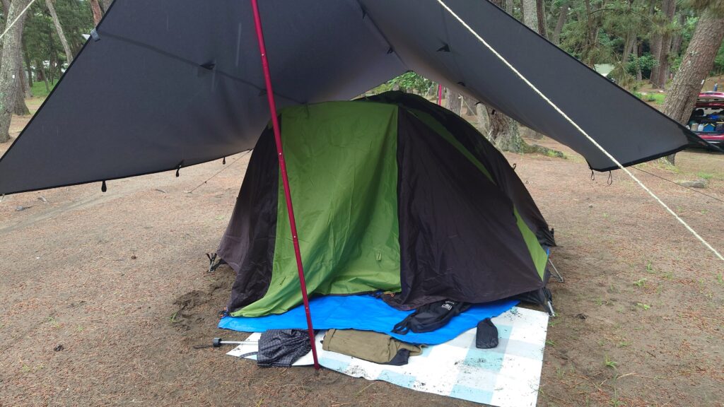 タープの下で組み立てたソロテント