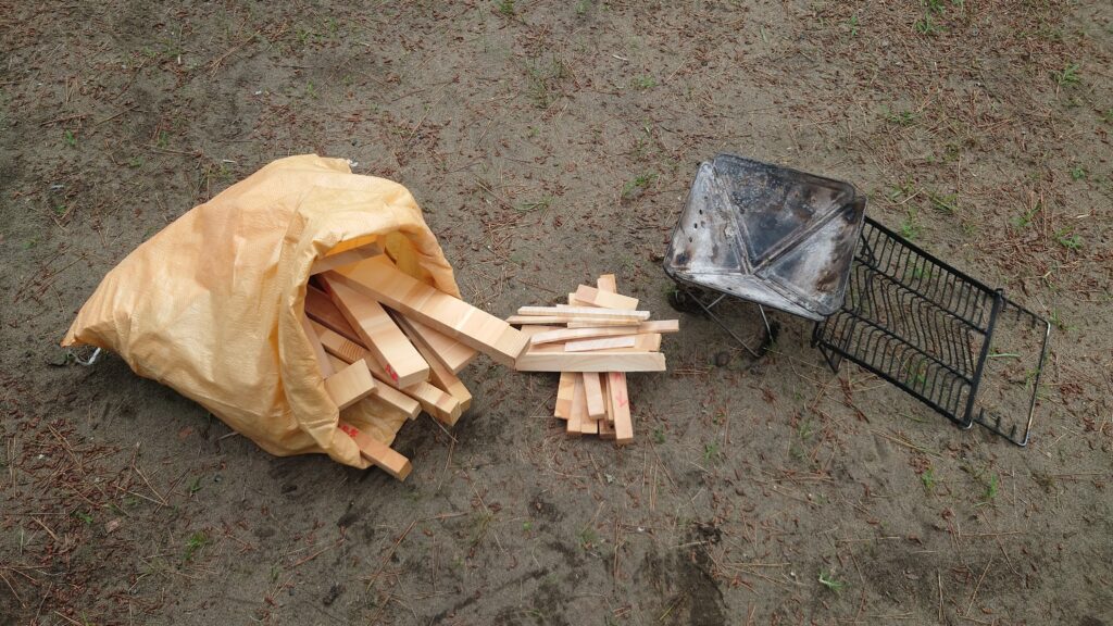焚き付けようの薪を選ぶ