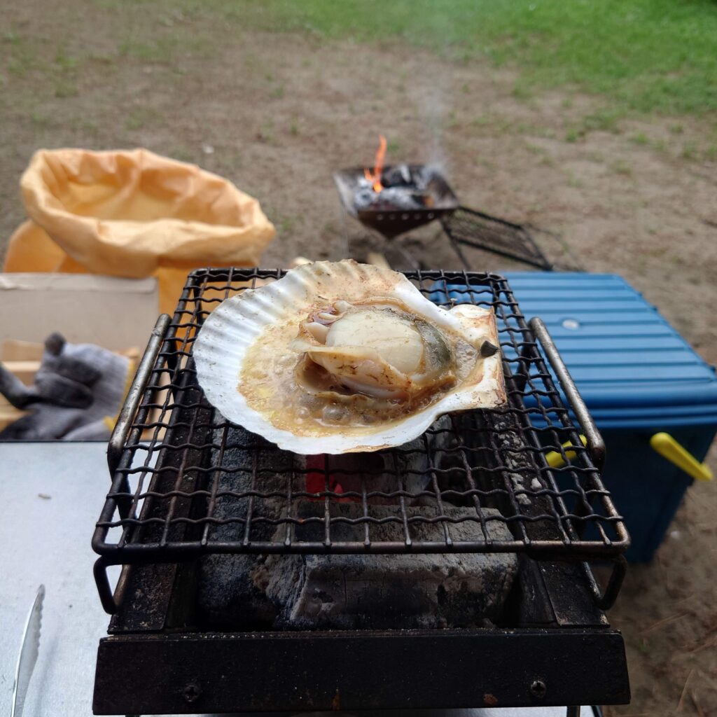 ホタテ貝の炭火焼き