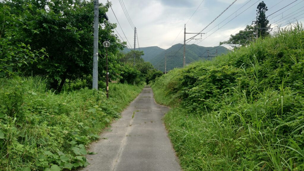 中三依温泉駅から続く道