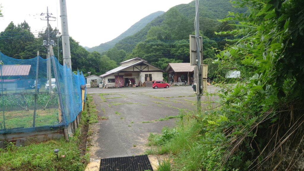 トンネル出口から見た男鹿の湯と無料駐車場