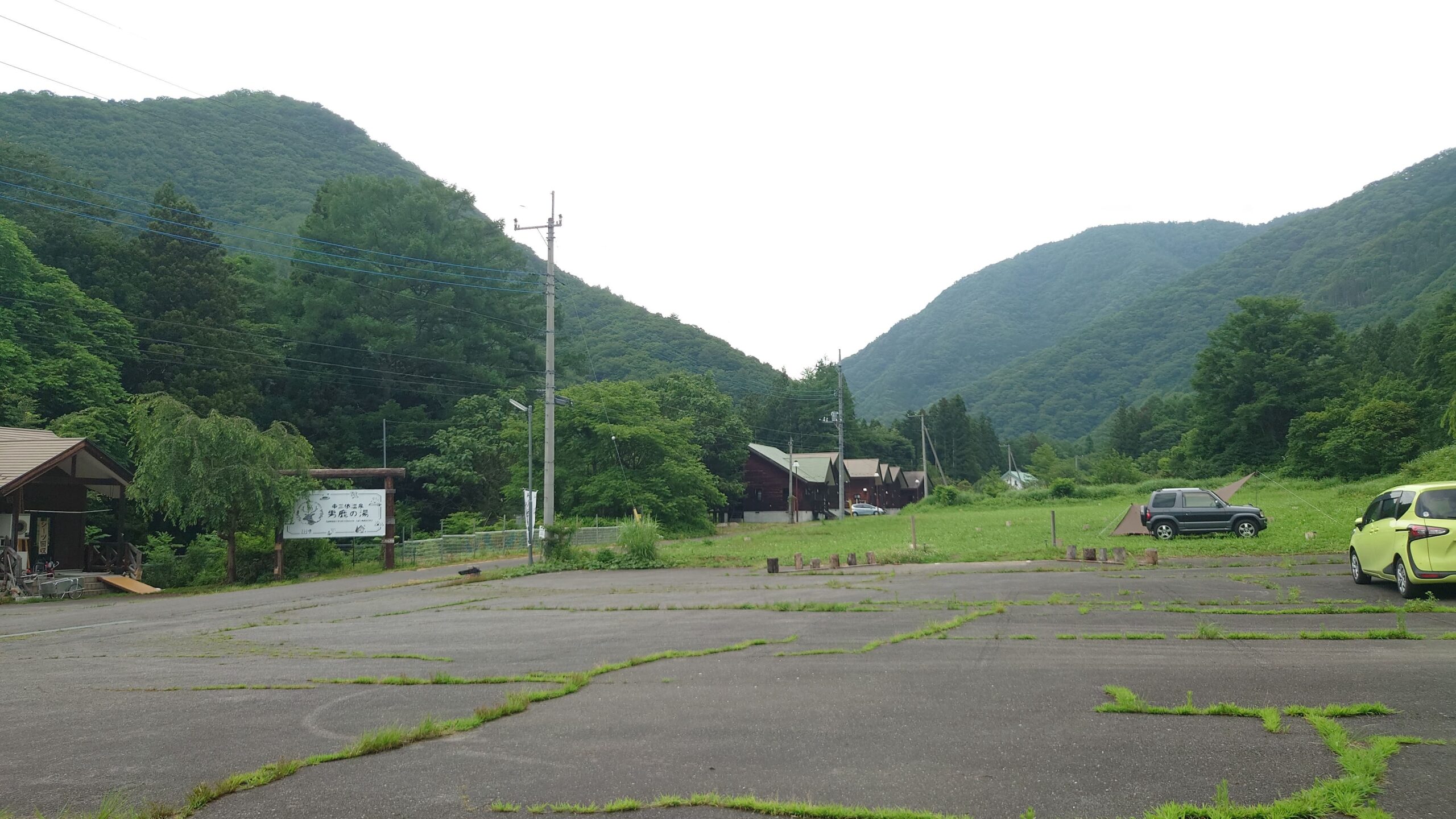 みよりふるさと体験村受付前無料駐車場からオートサイトを臨む