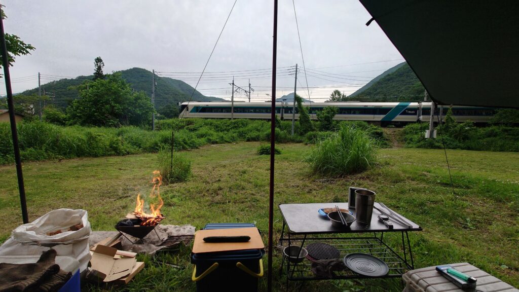 みよりふるさと体験村ソロ専用エリア前を通過する列車