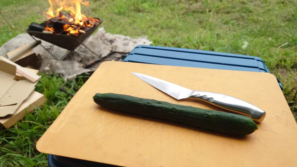 キュウリの漬物と愛用のペティナイフ