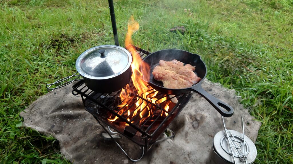 焚火による朝食の準備