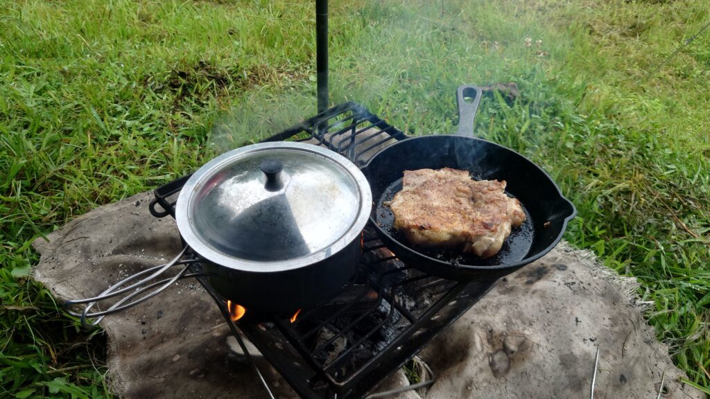 スキレットで鶏モモ肉を調理