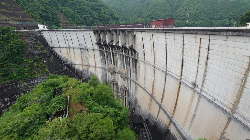 川治ダム管理事務所側から