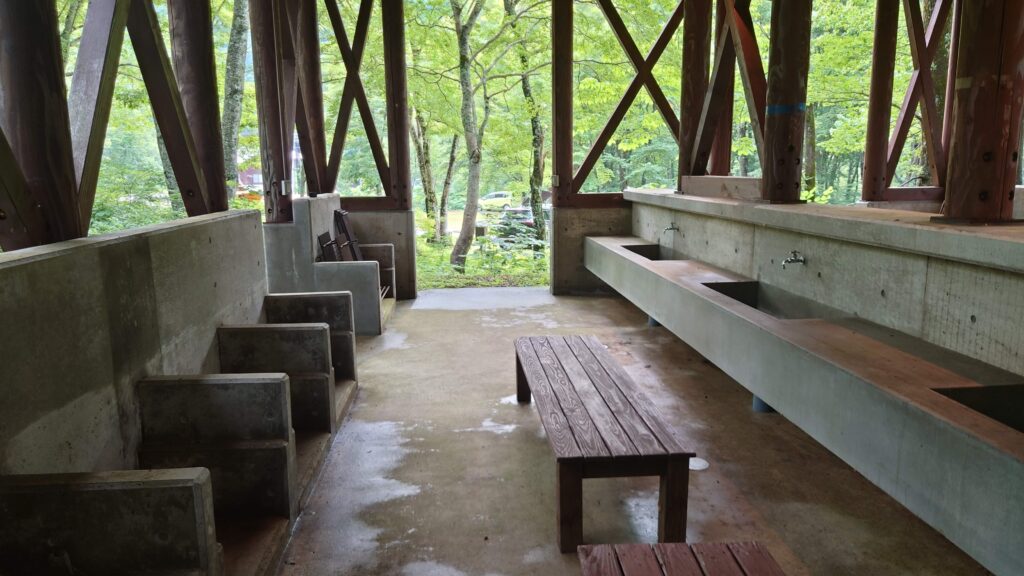 せせらぎオートキャンプ場RedBean炊事場 竈と水道