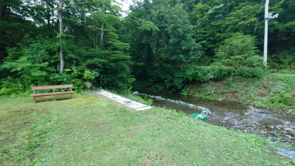 せせらぎオートキャンプ場RedBeanわきを流れる平沢