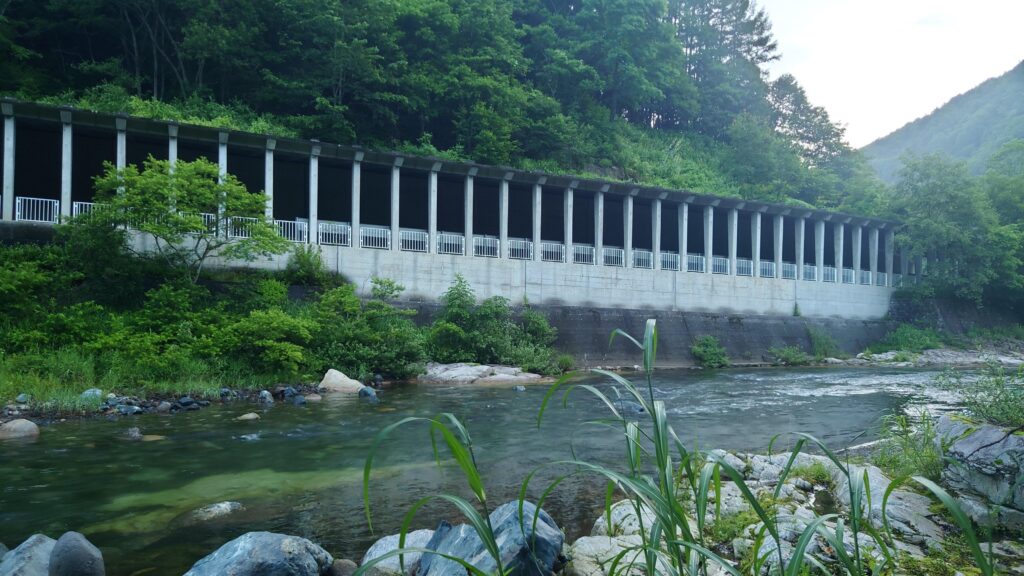 せせらぎオートキャンプ場RedBeanわきを流れる伊南川