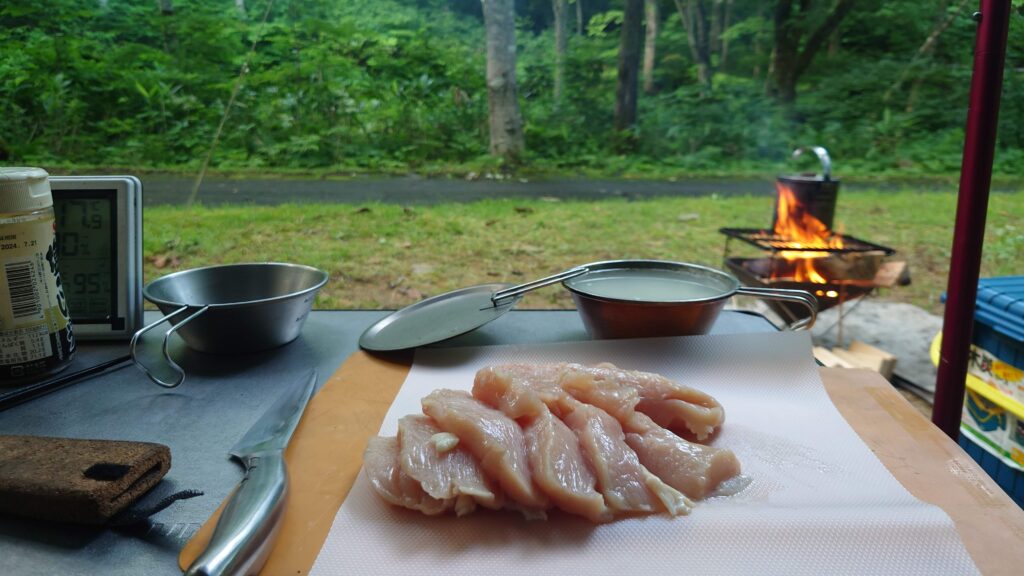 スライスした鶏胸肉と研いだお米