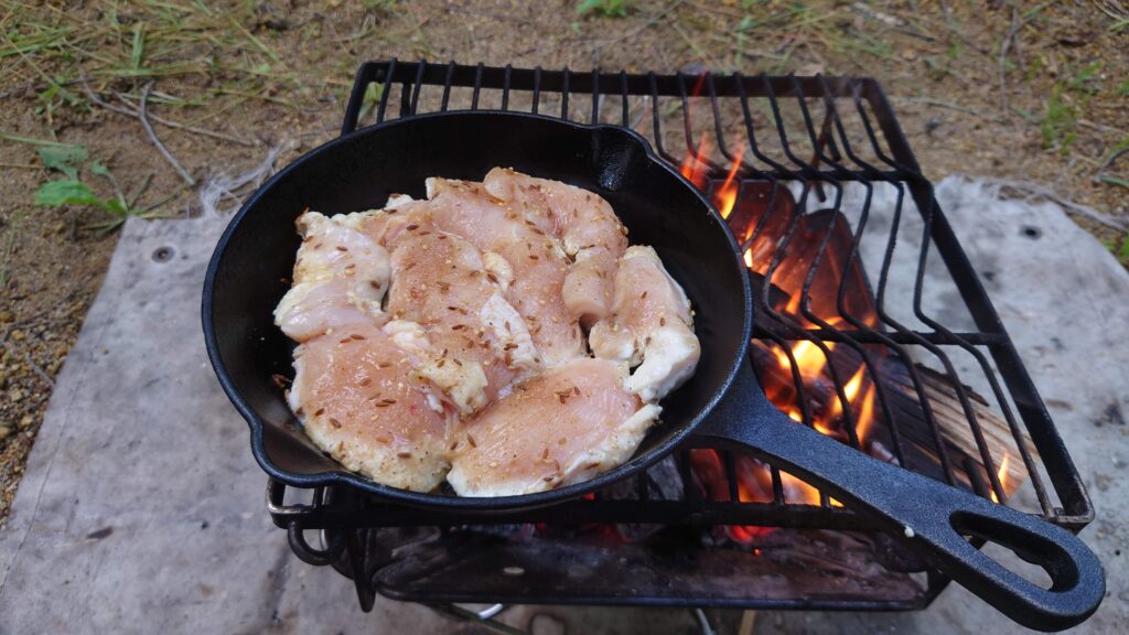スキレットで調理中の鶏胸肉