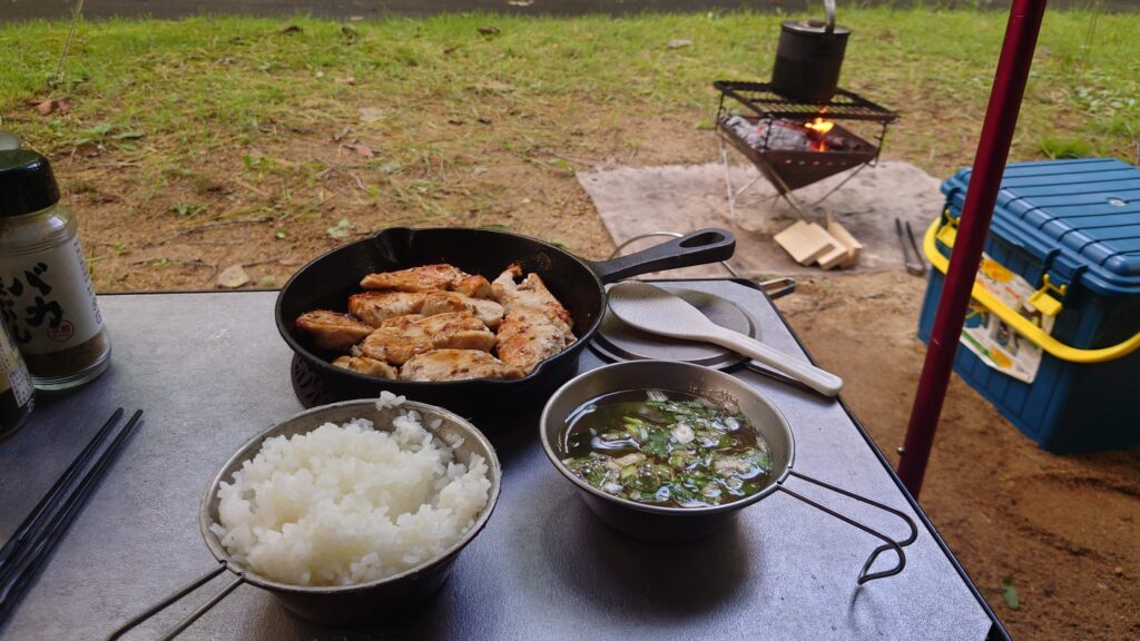 二日目の朝食、ご飯と鶏胸肉のソテー