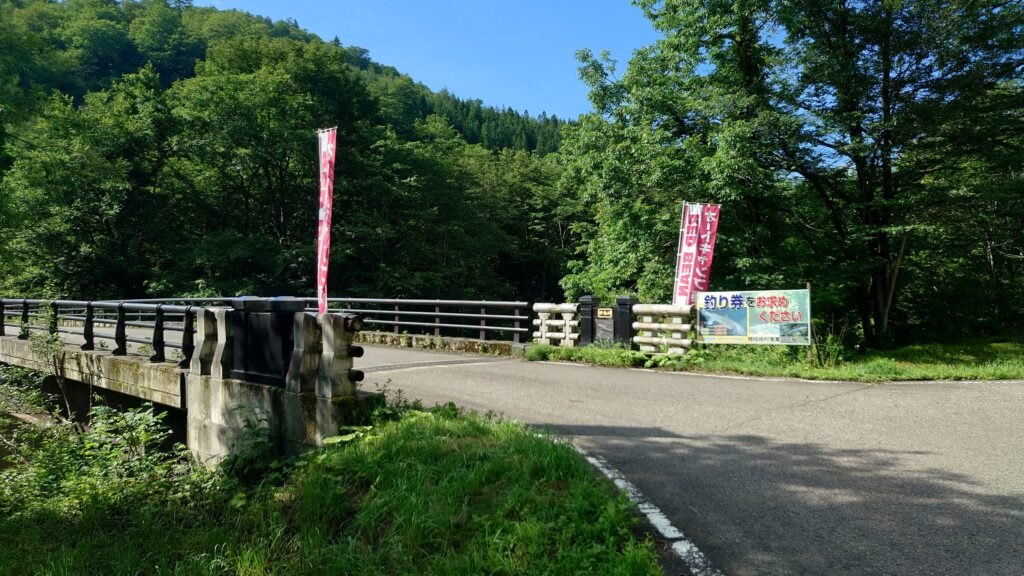 せせらぎオートキャンプ場RedBean入り口の橋