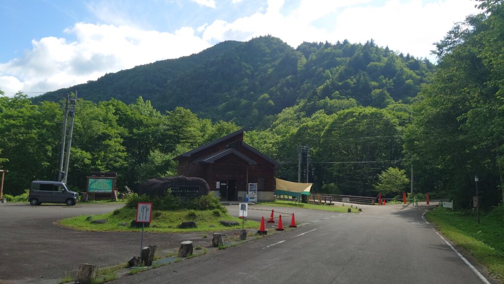 せせらぎオートキャンプ場RedBean管理棟と駐車場