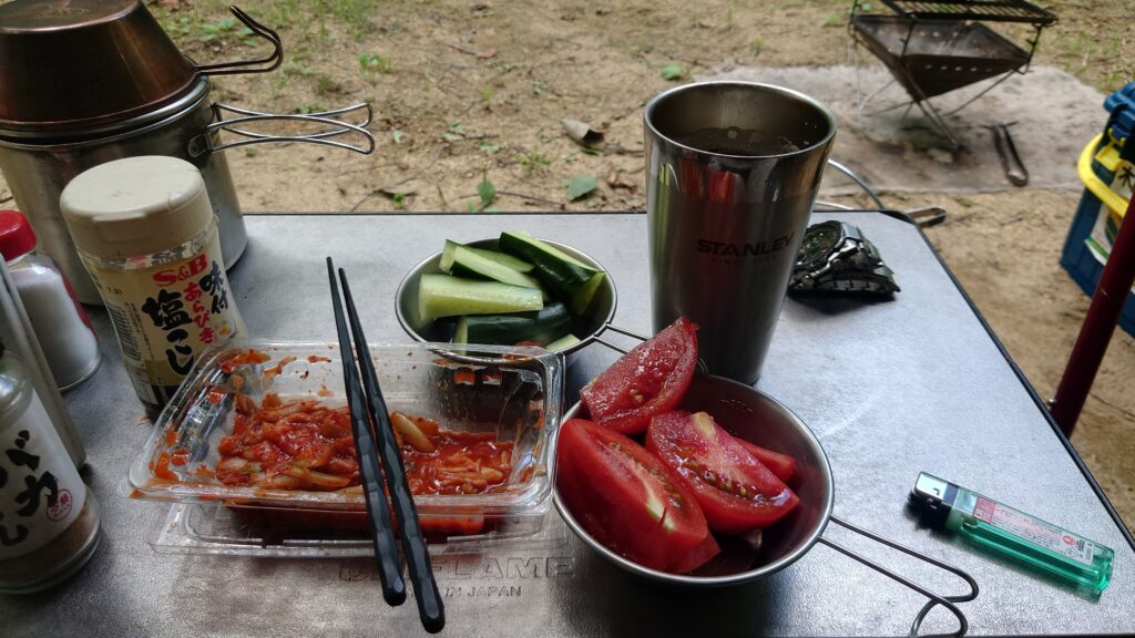 つまみのキュウリとトマトとキムチ