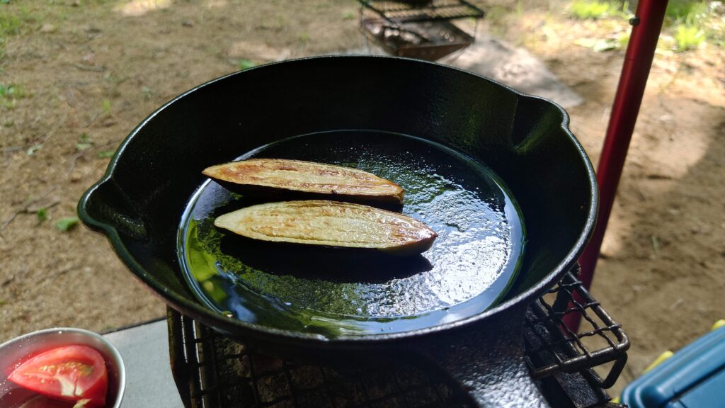 スキレットで茄子を焼く