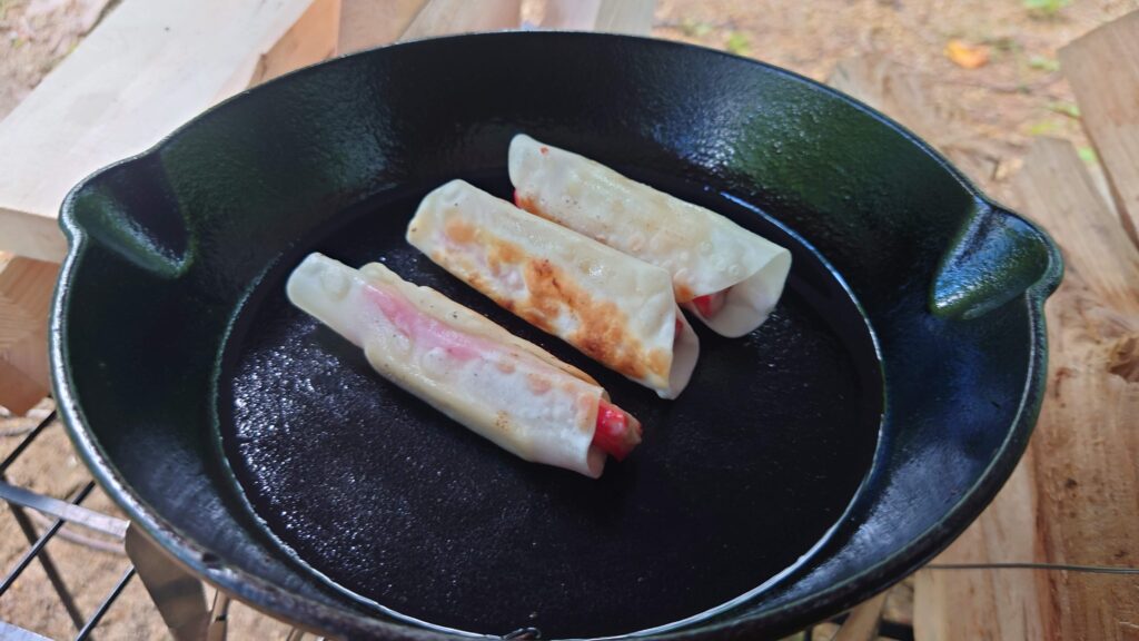 カニカマを餃子の皮を包んでスキレットで焼いたやつ