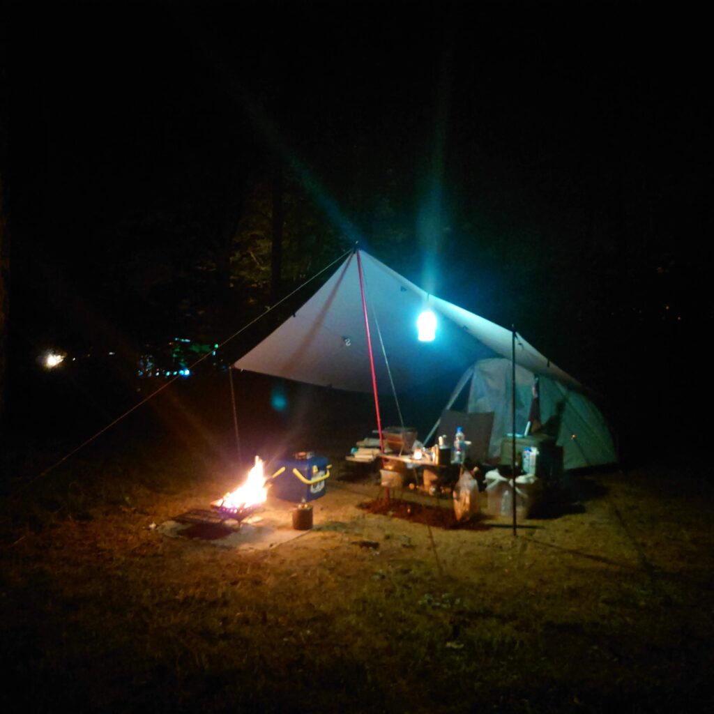 夜のキャンプサイト
