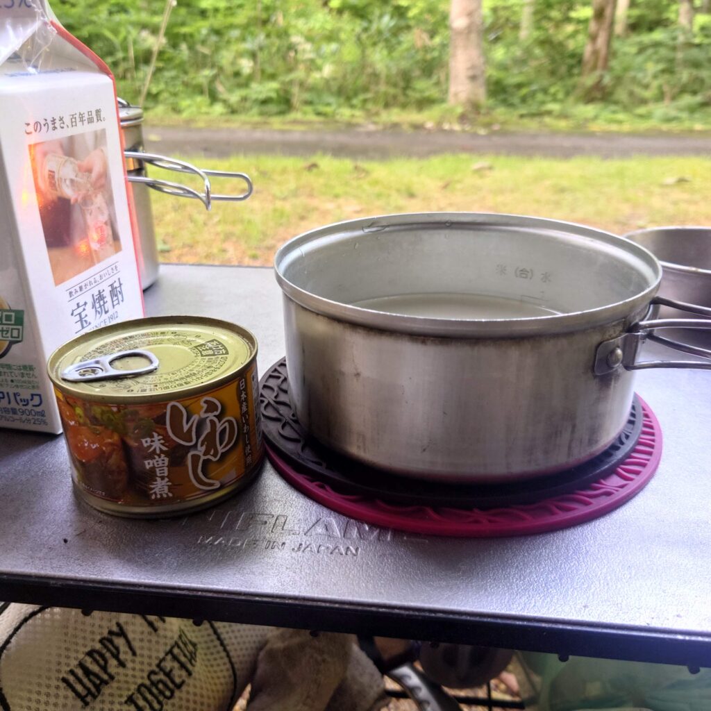 イワシの缶詰と炊飯鍋