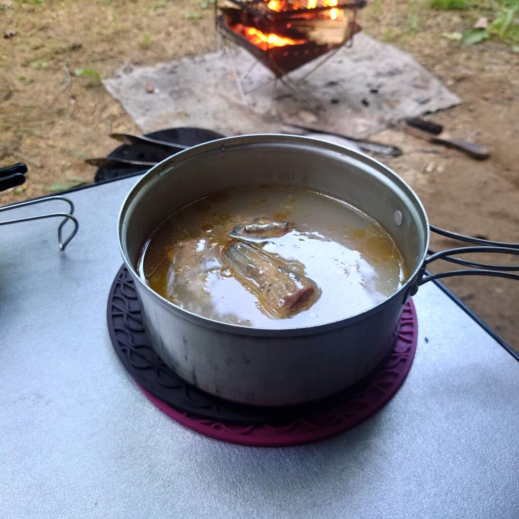研いだお米にイワシの缶詰をダイブ