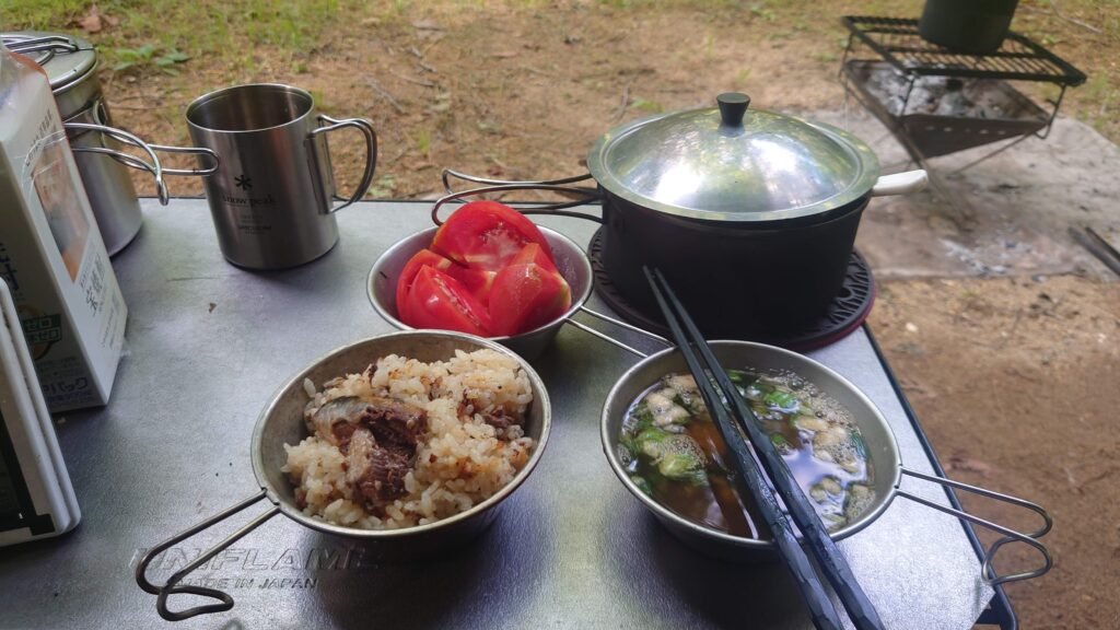 イワシの炊き込みご飯とトマトと味噌汁の朝ご飯