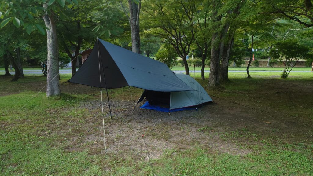 LAKE SIDE BASEに設営したタープとテント