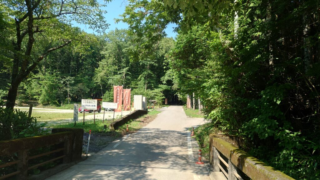 東小屋湖ダム上流に架かる橋