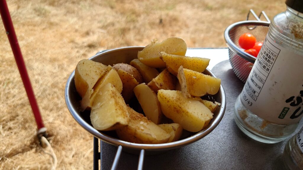 バカまぶしをかけた茹でたジャガイモ