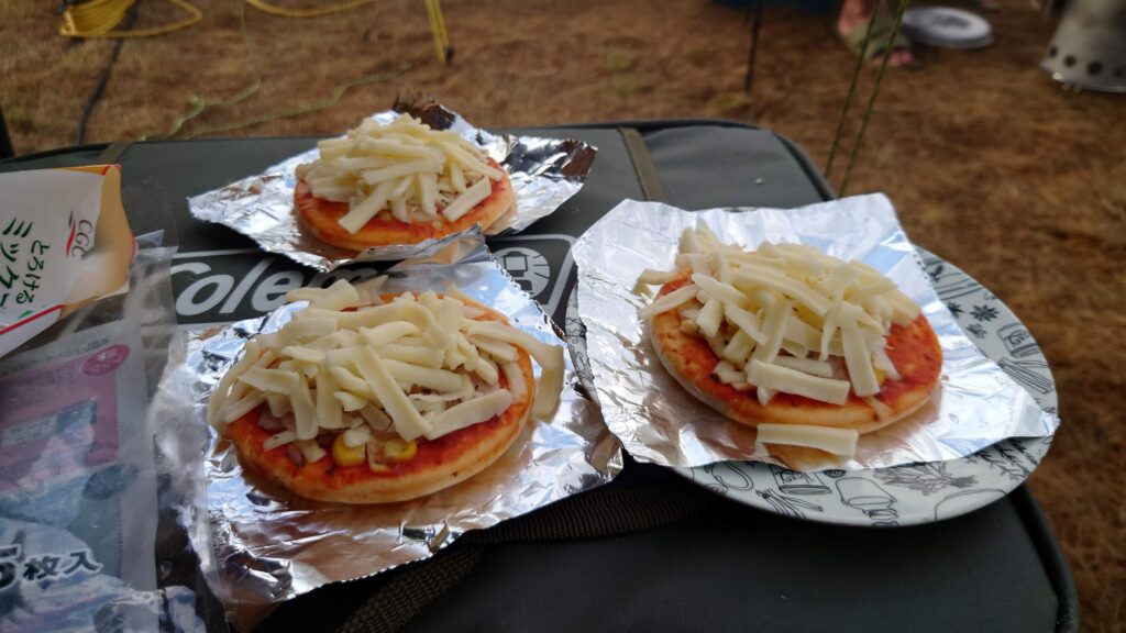 おいチーズを載せたミニピザ